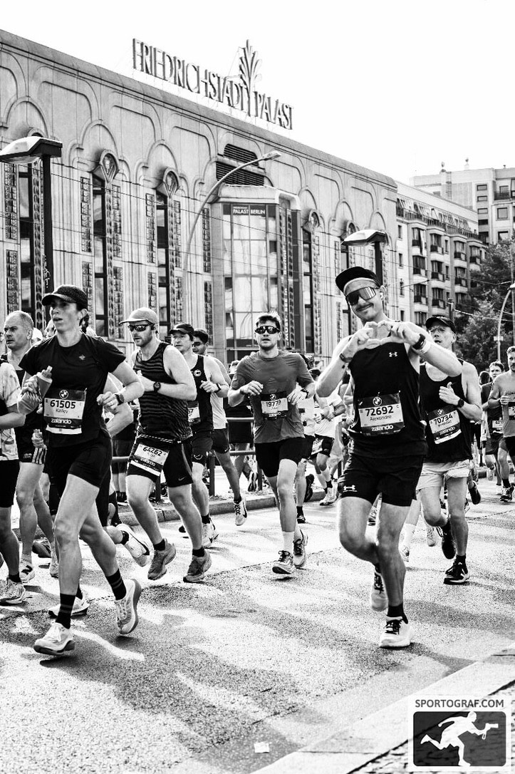 Beim Friedrichstadt-Palast am Berlin Marathon 2025